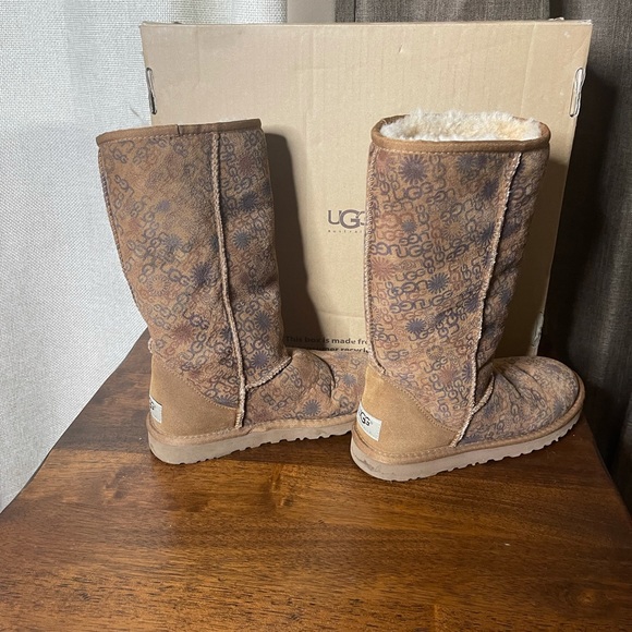 UGG boots in color Tan with UGG print Used - Picture 1 of 7